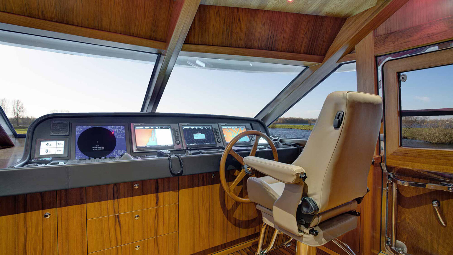 Mulder-73-Flybridge-BOONOOROO-II-int-17