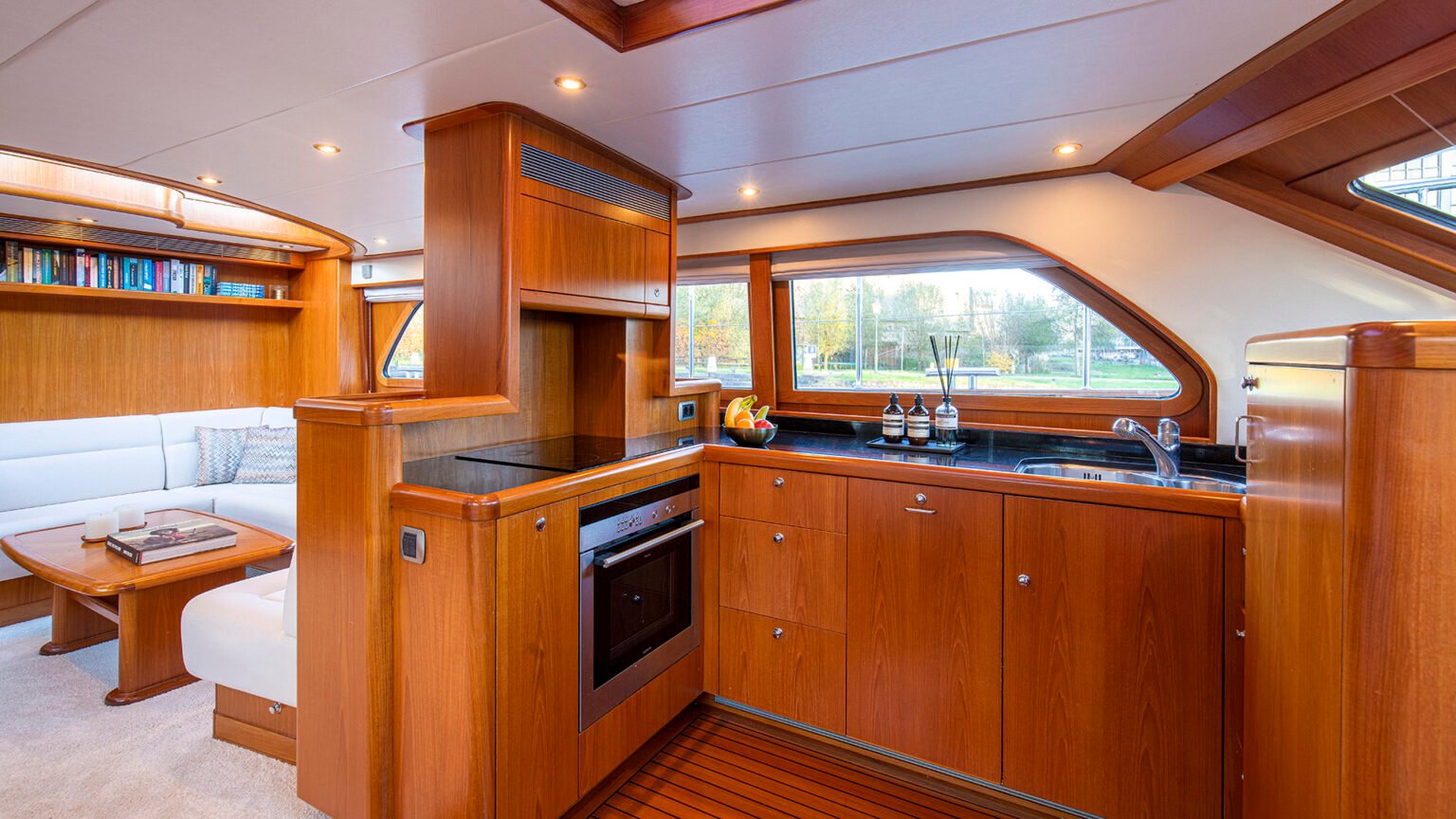 YN09073-Mulder-Wheelhouse-70-Int-11