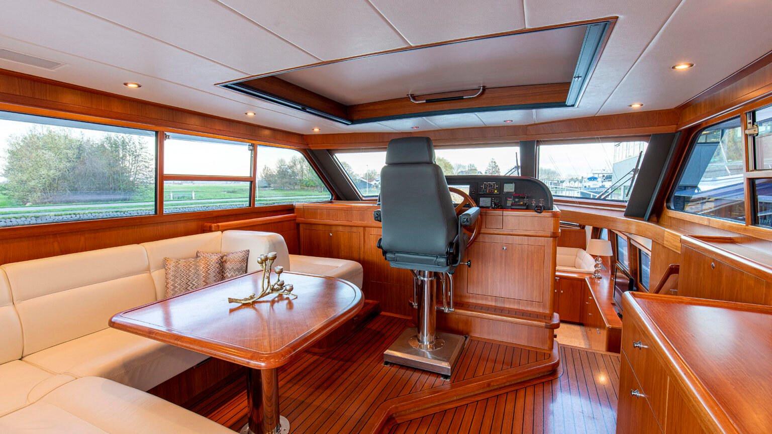 YN09073-Mulder-Wheelhouse-70-Int-14