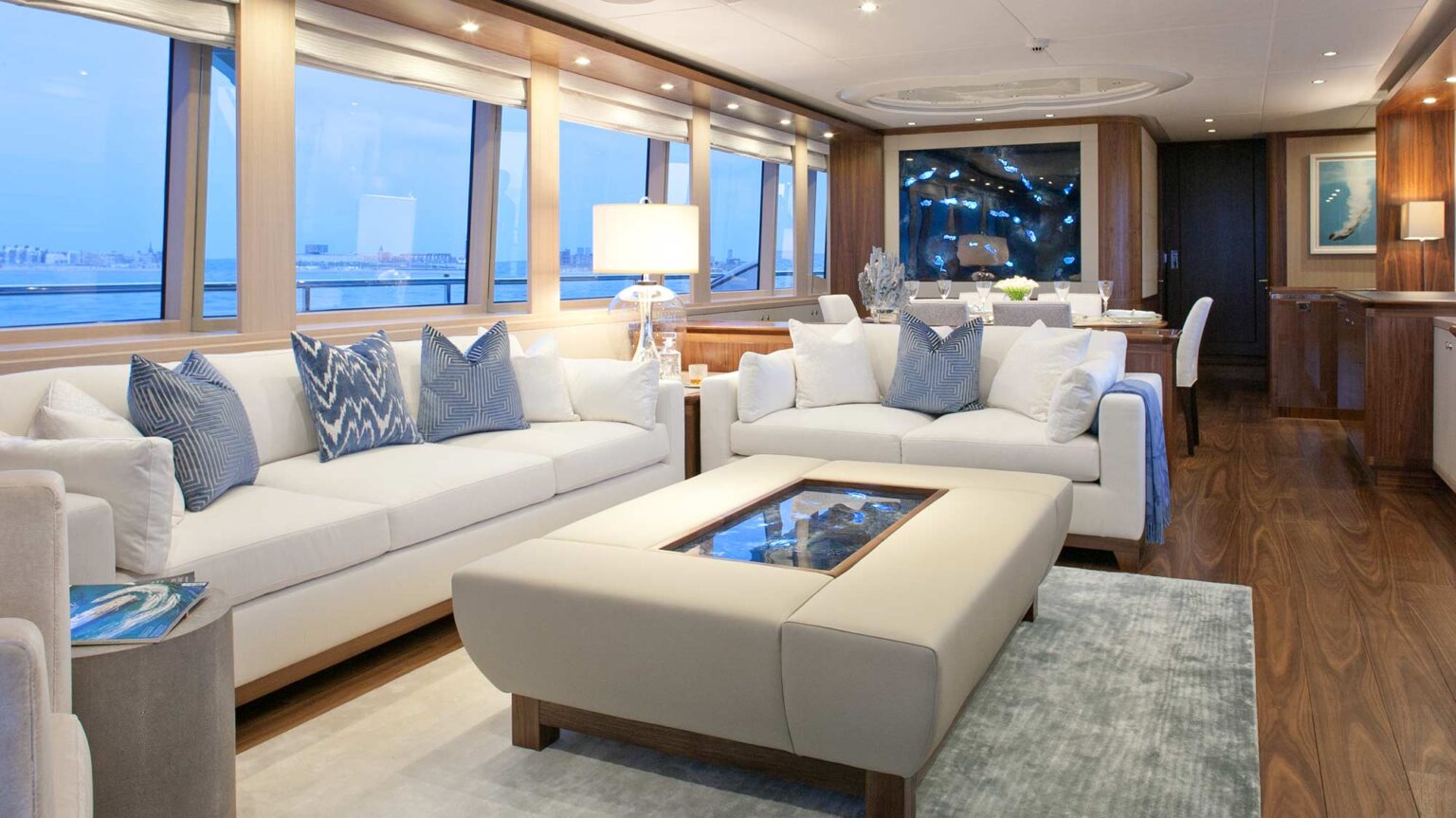 YN1597-MULDER-94-VOYAGER-INT-01