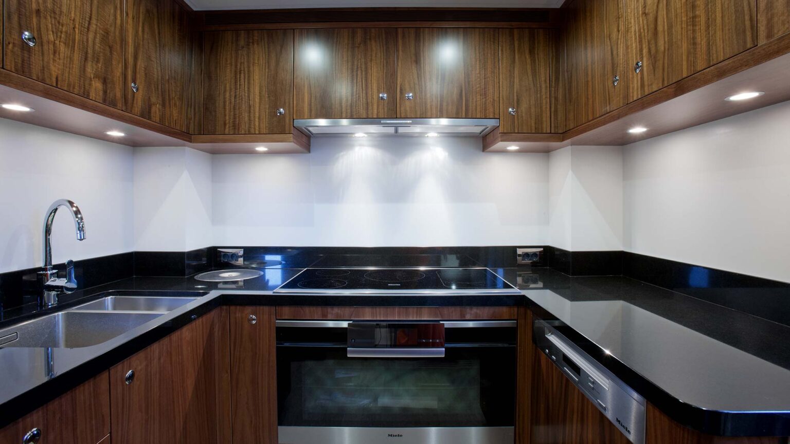 YN1597-MULDER-94-VOYAGER-INT-04