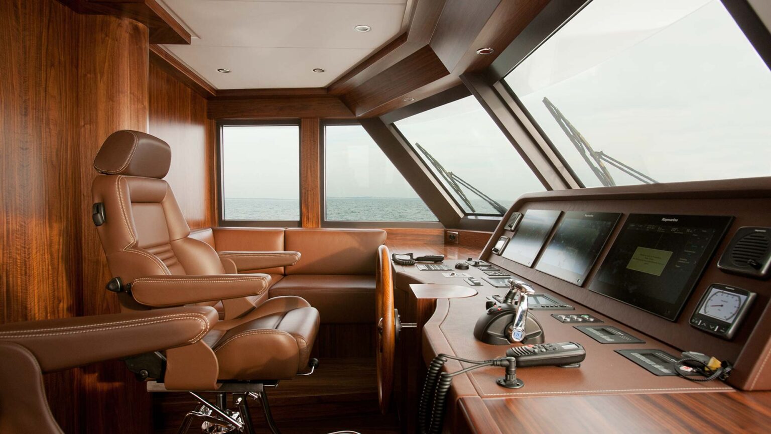 YN1597-MULDER-94-VOYAGER-INT-05