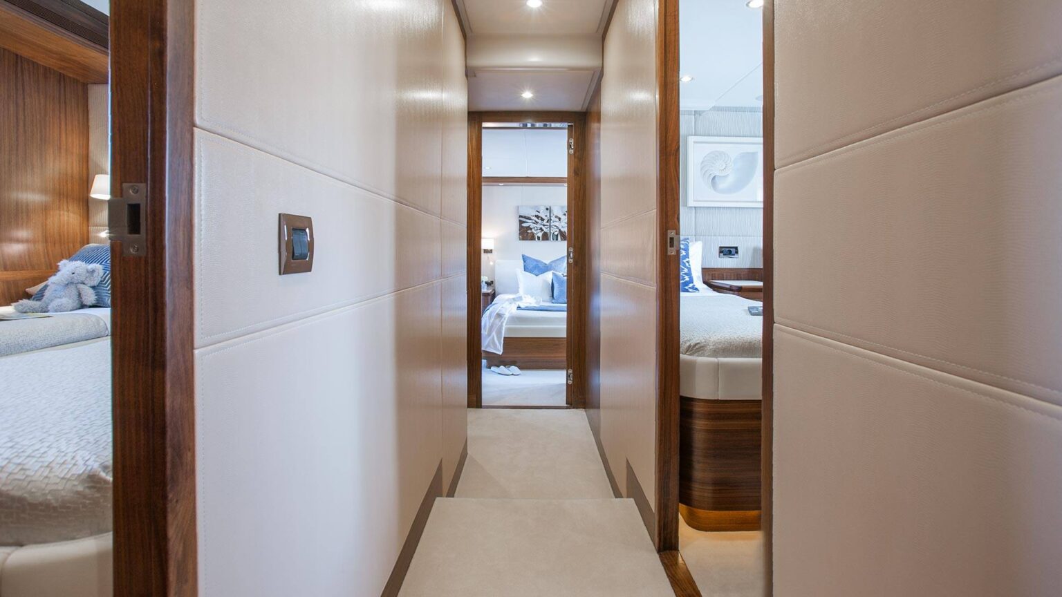 YN1597-MULDER-94-VOYAGER-INT-07