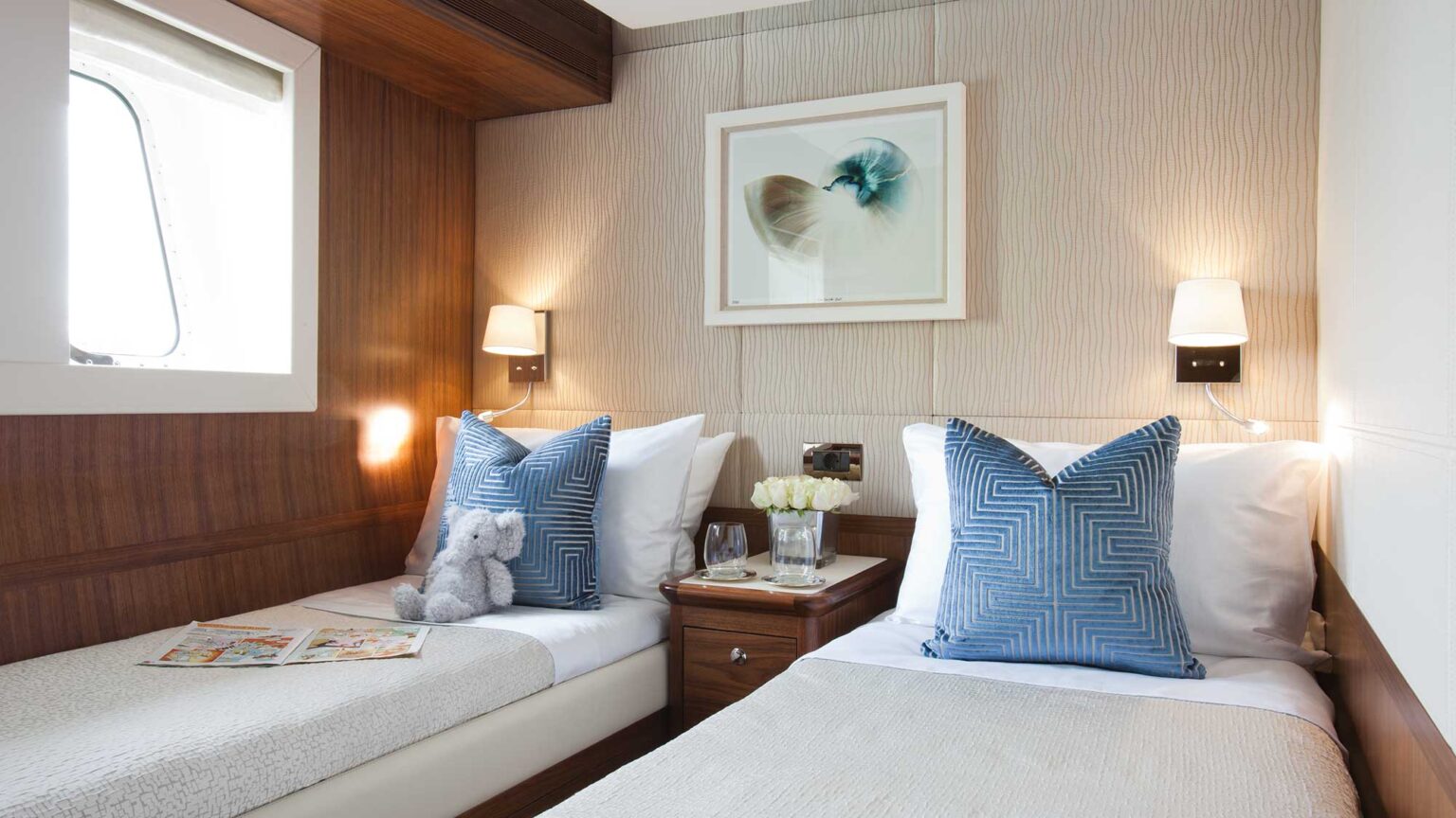 YN1597-MULDER-94-VOYAGER-INT-16