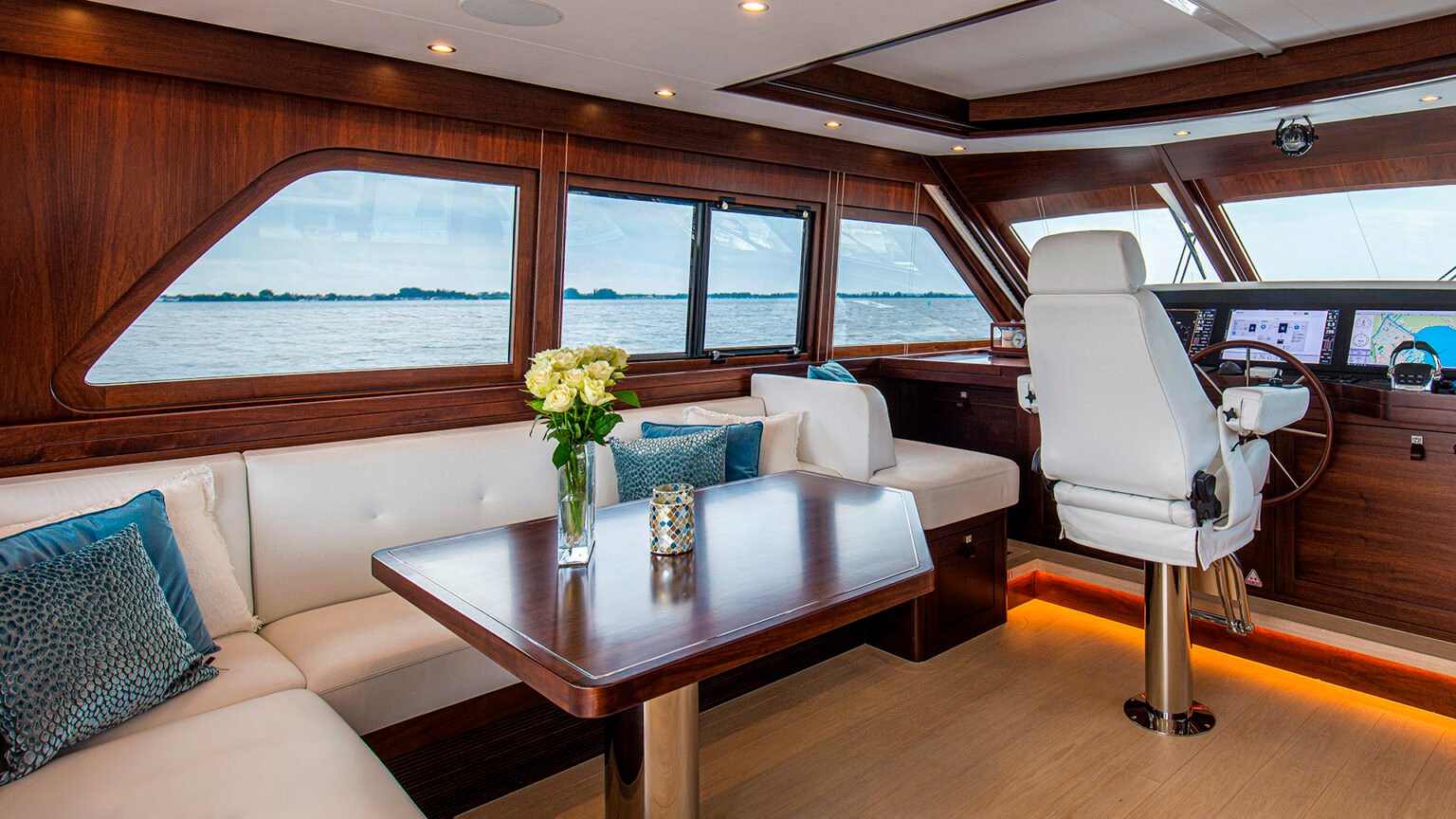 YN21120-Mulder-Wheelhouse-73-Int-01