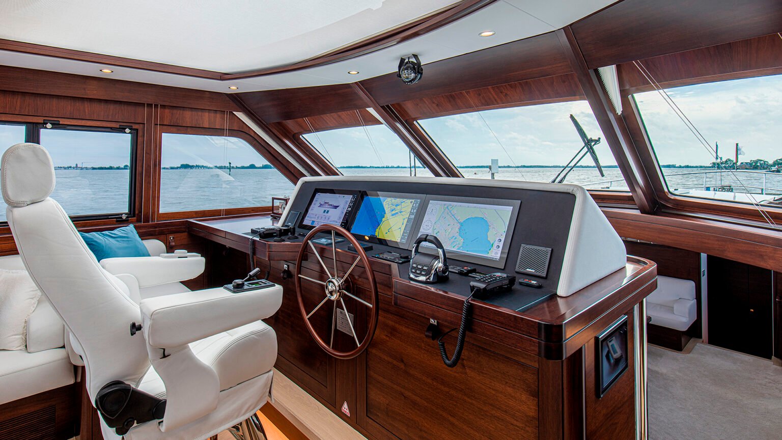 YN21120-Mulder-Wheelhouse-73-Int-03