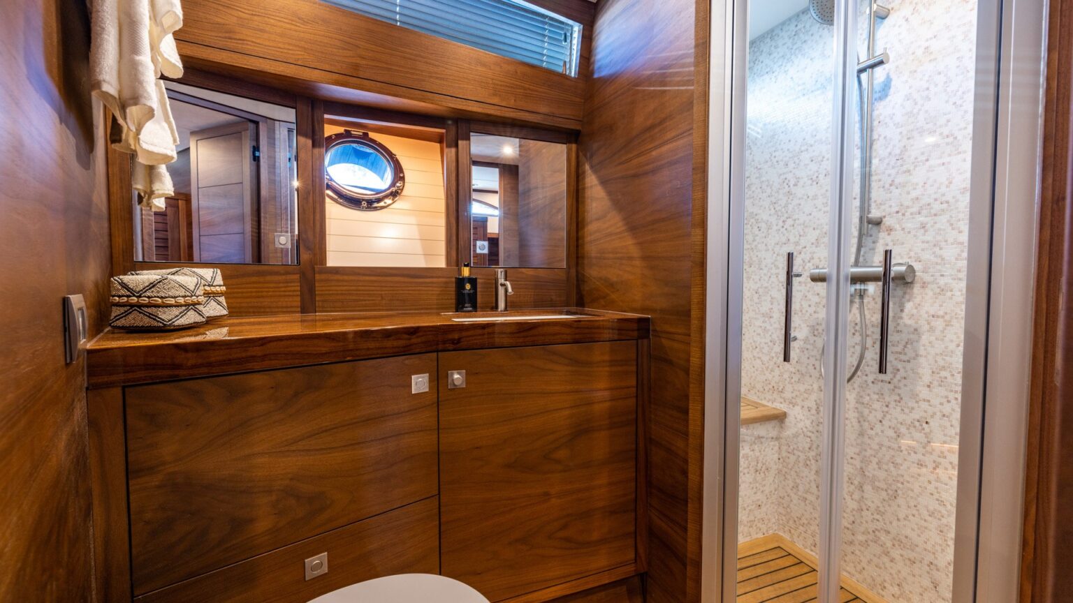 YN22133-Int-Bathroom