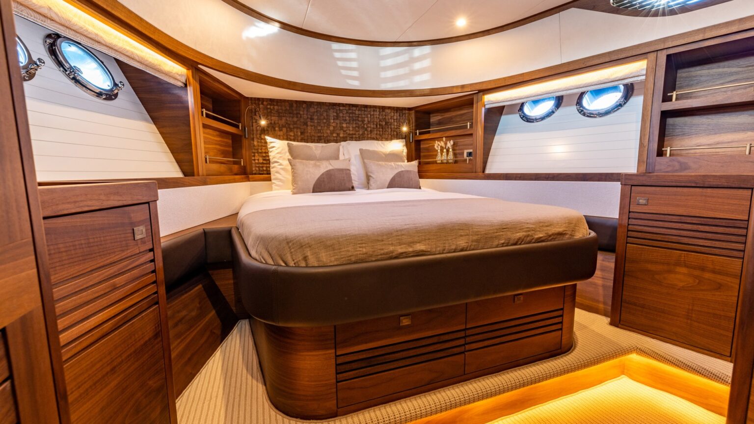 YN22133-Int-Master-Cabin