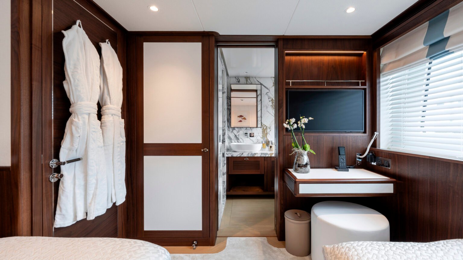 Mulder-ThirtySix-BN139-Q43-int (12)