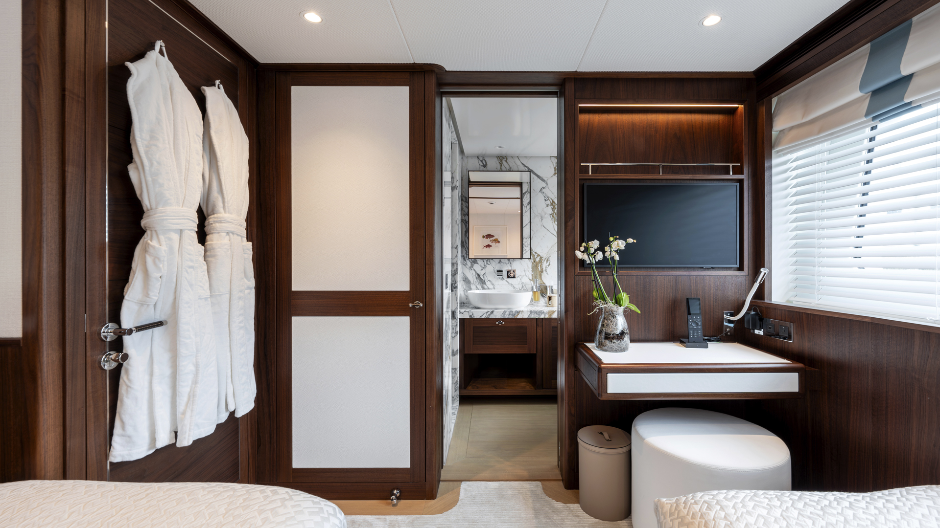 Mulder-ThirtySix-BN139-Q43-int (12)